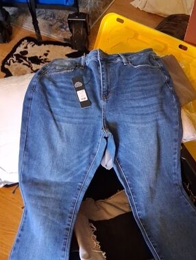 Fashion Nova Women's Straight Leg Jeans in Blue Wash